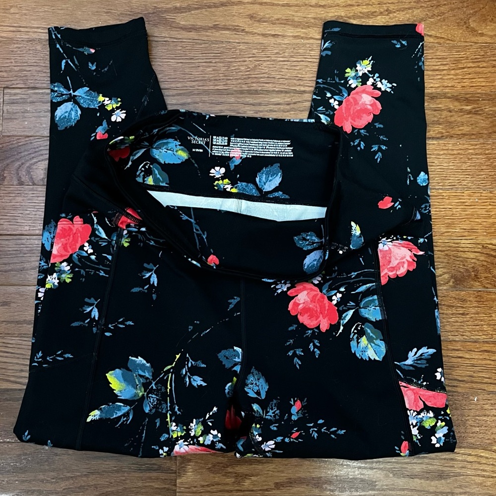 VSX Essential High-Rise Pocket Legging with floral pattern. - Picture 9 of 10